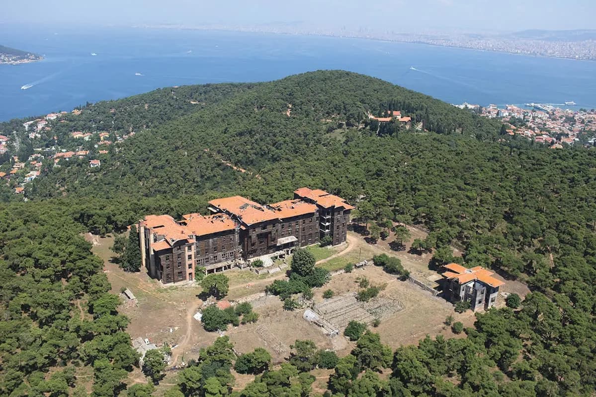 Büyükada Rum Yetimhanesi ve adanın tarihi mirası için ada atmosferi