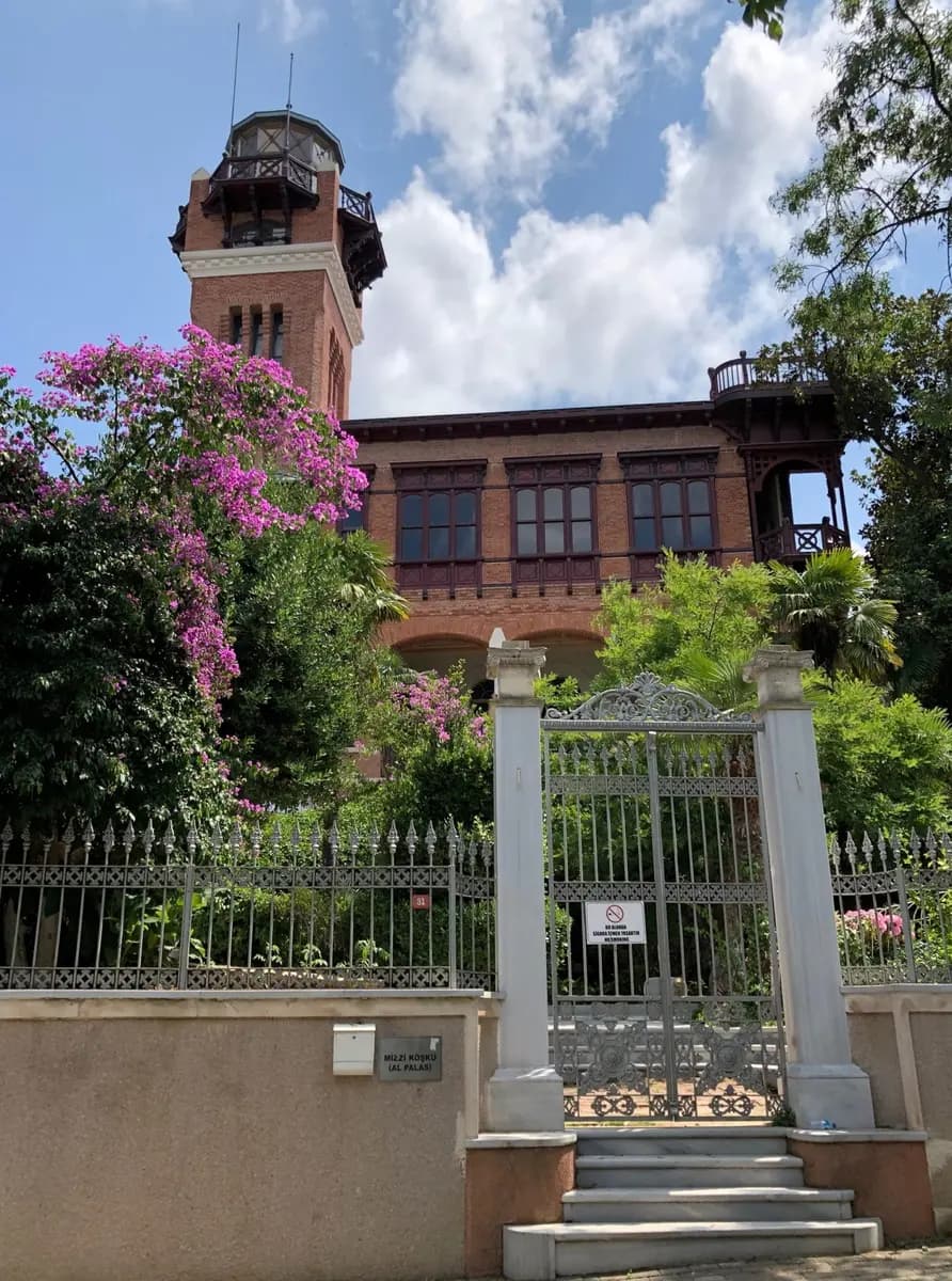 Mizzi Köşkü Büyükada kırmızı tuğlalı tarihi köşk