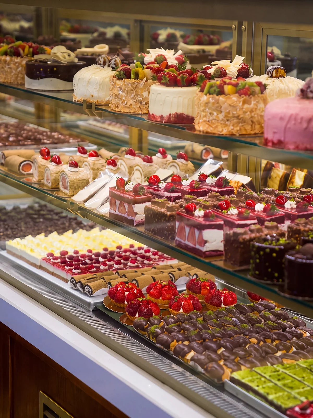 Dolci Büyükada pastane vitrininde pasta ve tatlı çeşitleri