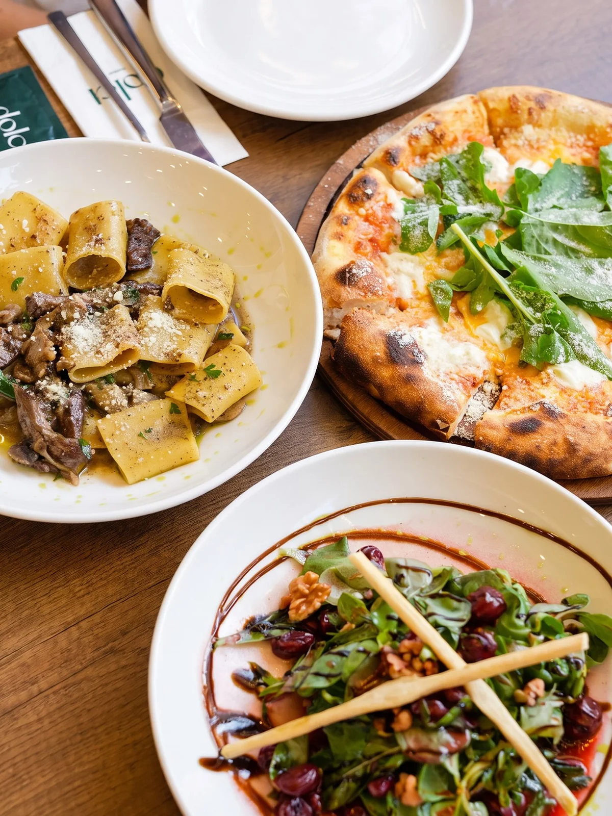 Pizza, makarna ve salatanın bir arada sunulduğu Dolci sofrası