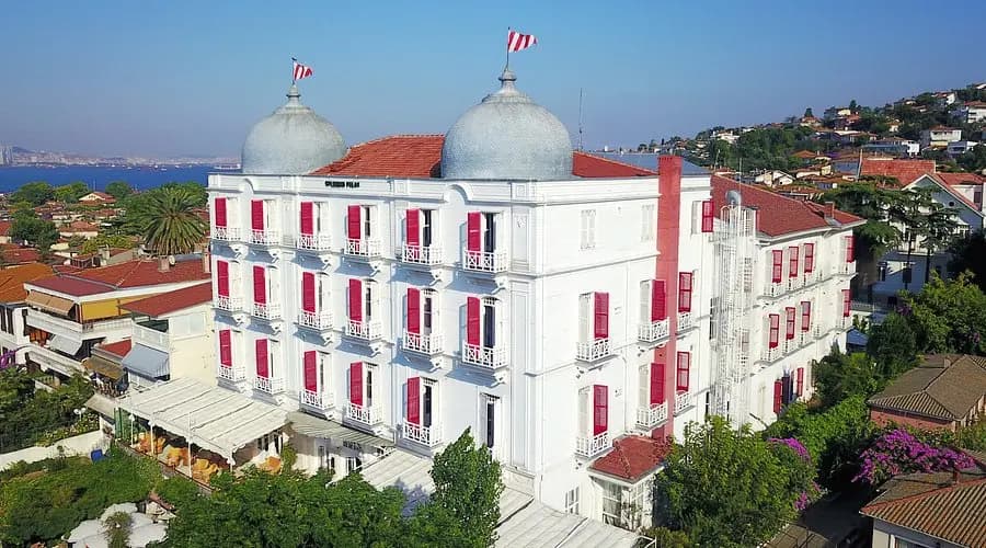 Splendid Palas Büyükada tarihi otel cephesi